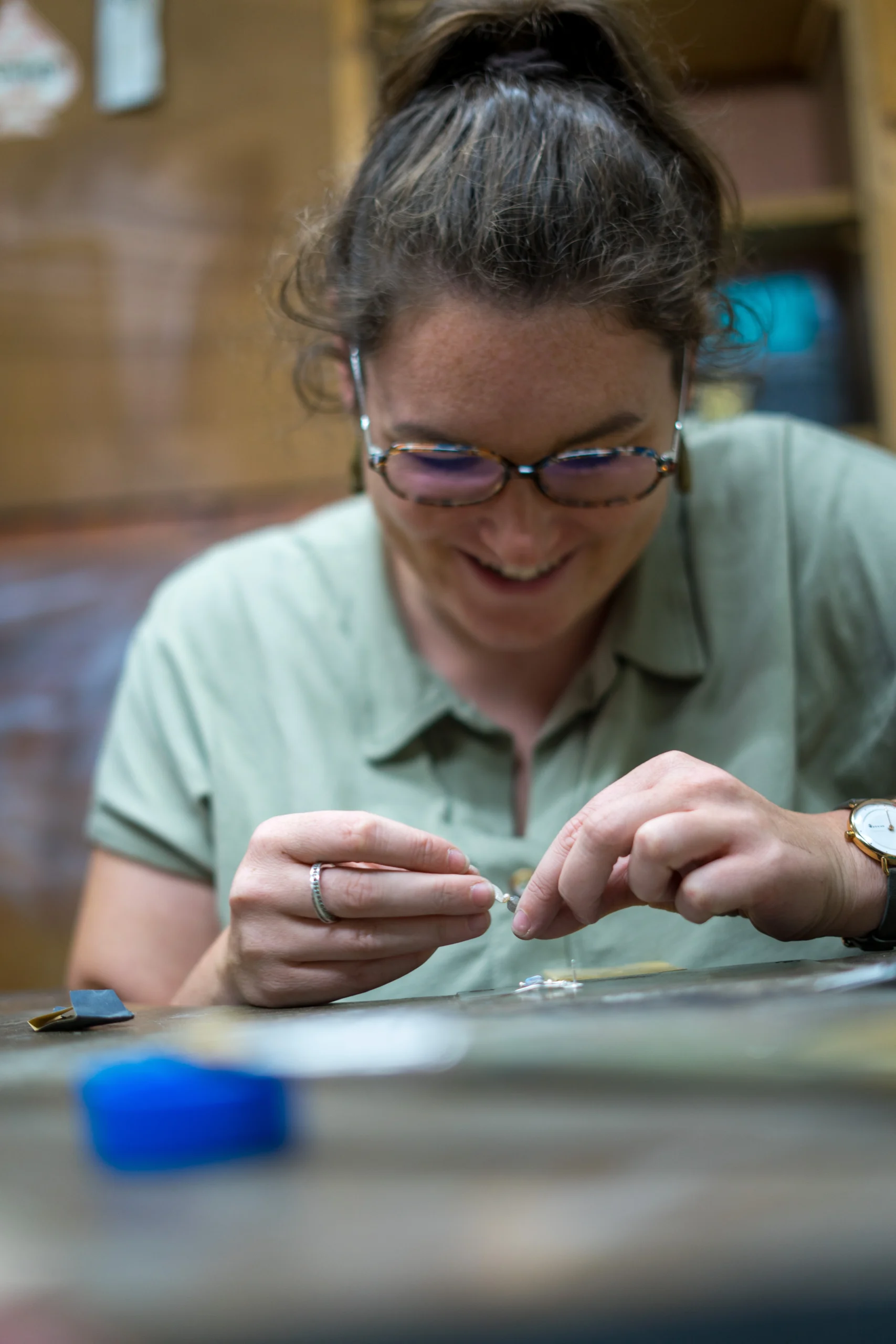 Ann-Kathrin Grube, genannt Anka die in einer Goldschmiedewerkstatt an Silberohrringen arbeitet.